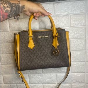 Michael Kors Hope Messenger Bag brown and Yellow